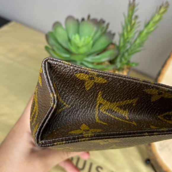 Authentic Louis Vuitton Toiletry 15 - Picture 7 of 8